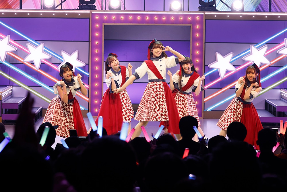 「ラブライブ！スーパースター!! Liella! First LoveLive! Tour ～Starlines～」より。左から岬なこ、青山なぎさ、Liyuu、ペイトン尚未、伊達さゆり。
