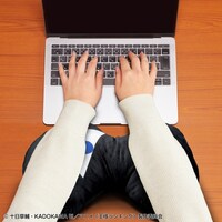 「PCクッション 王様ランキング ボッジ」アームレストの使用イメージ。