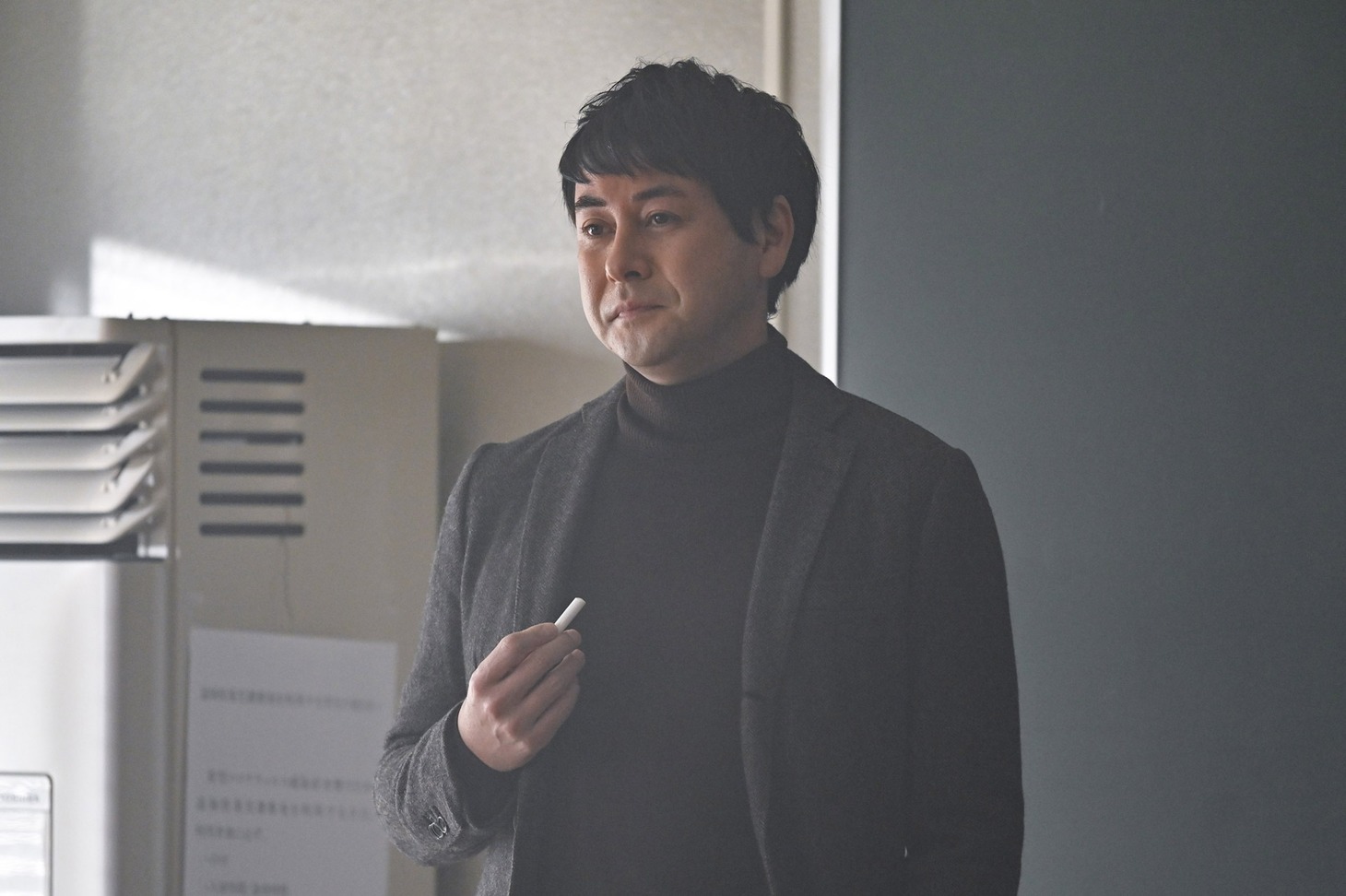 ドラマ「ミステリと言う勿れ」より、鈴木浩介演じる天達春生。(c)田村由美/小学館 (c)フジテレビジョン