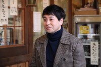 ドラマ「ミステリと言う勿れ」より、鈴木浩介演じる天達春生。(c)田村由美/小学館 (c)フジテレビジョン