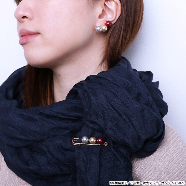 「半妖の夜叉姫 虹色真珠のブローチピン&イヤーカフセット」の使用イメージ。