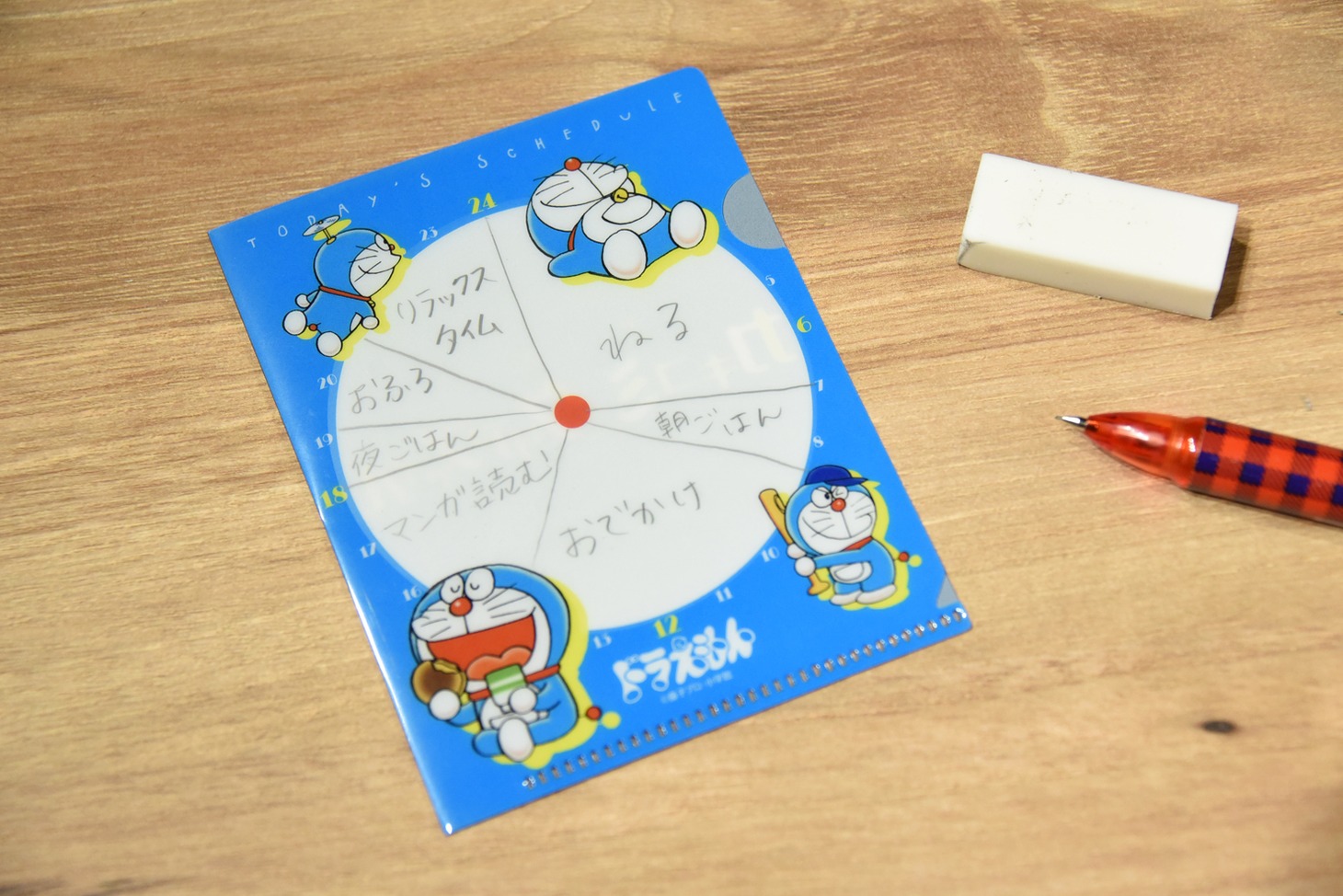「カキコミニクリアファイル」の使用イメージ。クリアファイルの表面は鉛筆で好きな文字や絵を書き込み、消しゴムで消すといった、繰り返し遊べる素材となっている。