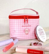 バニティポーチとコンパクトミラー。