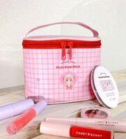 バニティポーチとコンパクトミラー。