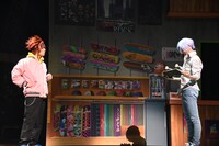 左から木津つばさ演じる暦、滝澤諒演じるランガ。