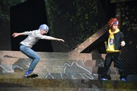 左から滝澤諒演じるランガ、木津つばさ演じる暦。