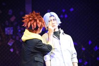 左から木津つばさ演じる暦、滝澤諒演じるランガ。