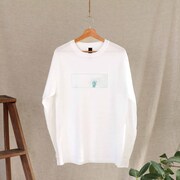 「愛してるぜベイベ★★」をモチーフにした大人用ロングTシャツ。 (c)槙ようこ／集英社