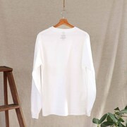 「愛してるぜベイベ★★」をモチーフにした大人用ロングTシャツ。 (c)槙ようこ／集英社