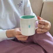 「愛してるぜベイベ★★」をモチーフにしたマグカップの使用イメージ。 (c)槙ようこ／集英社