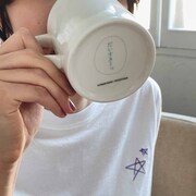 「愛してるぜベイベ★★」をモチーフにしたマグカップの使用イメージ。 (c)槙ようこ／集英社