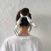 「愛してるぜベイベ★★」をモチーフにしたバンダナの着用イメージ。 (c)槙ようこ／集英社