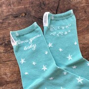 「愛してるぜベイベ★★」をモチーフにした靴下。 (c)槙ようこ／集英社