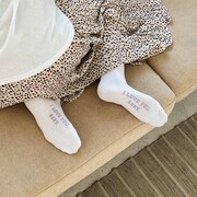 「愛してるぜベイベ★★」をモチーフにした靴下の着用イメージ。 (c)槙ようこ／集英社