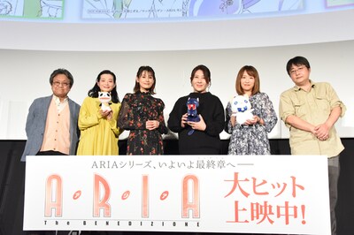 劇場アニメ「ARIA The BENEDIZIONE」の公開初日舞台挨拶の様子。左から佐藤順一総監督、広橋涼、中原麻衣、皆川純子、葉月絵理乃、名取孝浩監督。