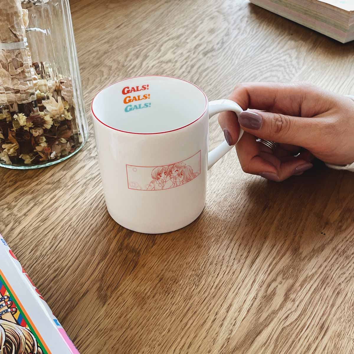 「GALS!」をモチーフにしたマグカップの使用イメージ。 (c)藤井みほな／集英社