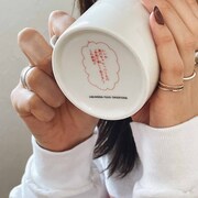 「GALS!」をモチーフにしたマグカップの使用イメージ。 (c)藤井みほな／集英社