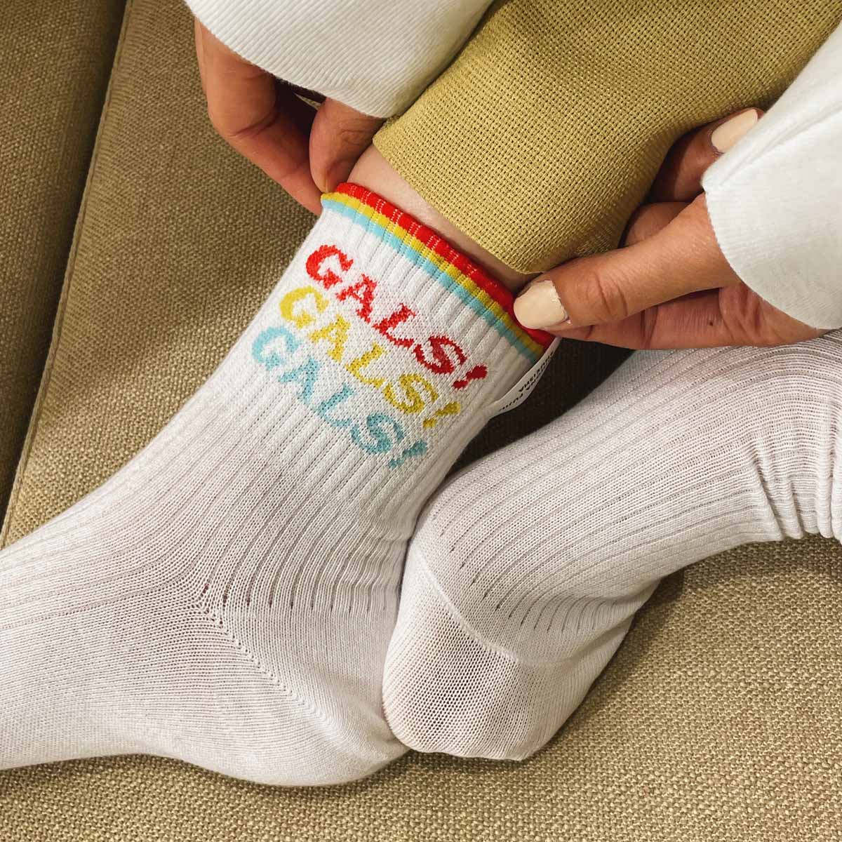 Gals をモチーフにした靴下の着用イメージ C 藤井みほな 集英社 りぼんのおみせがオンラインで本日開店 Gals 愛してるぜベイベ グッズも 画像ギャラリー 45 84 コミックナタリー Gals をモチーフにした靴下の着用イメージ C 藤井みほな 集英社 りぼんのおみせがオンラインで本日開店 Gals 愛してるぜベイベ グッズも 画像ギャラリー 45 84 コミックナタリー