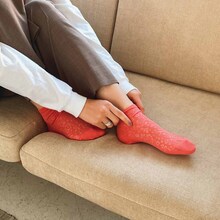 「GALS!」をモチーフにした靴下の着用イメージ。 (c)藤井みほな／集英社