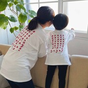 りぼんをモチーフにしたロングTシャツの着用イメージ。