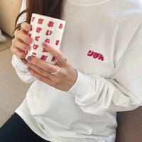 りぼんをモチーフにした湯呑みの使用イメージ。