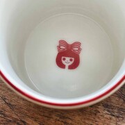 りぼんをモチーフにした湯呑み。