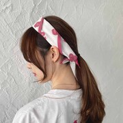 りぼんをモチーフにしたバンダナの着用イメージ。