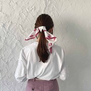 りぼんをモチーフにしたバンダナの着用イメージ。