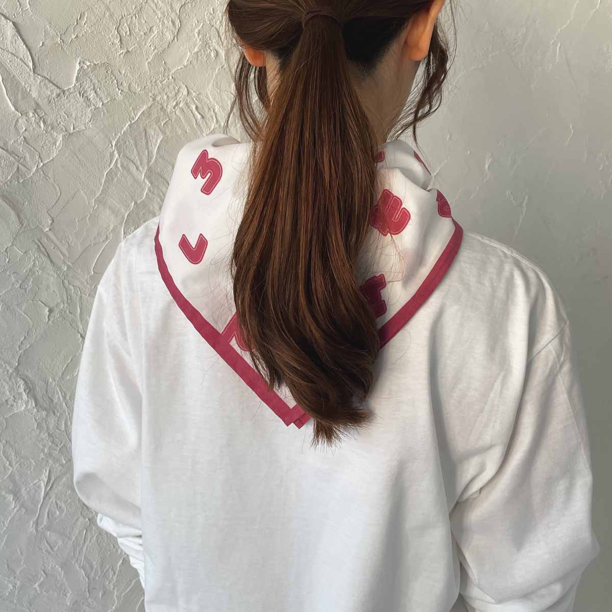 りぼんをモチーフにしたバンダナの着用イメージ。