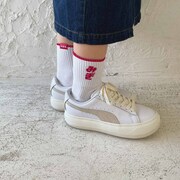 りぼんをモチーフにした靴下の着用イメージ。