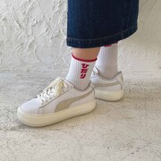 りぼんをモチーフにした靴下の着用イメージ。