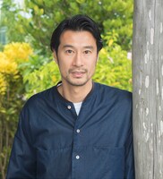 角じい役のナカヤマムブ。