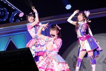 ブランニュー☆ガールズ。左から青葉りんか役の厚木那奈美、桃山みらい役の林鼓子、紫藤める役の森嶋優花。