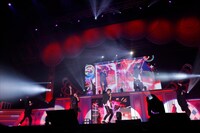 中央左から三鷹アサヒ役の小林竜之、高瀬コヨイ役の土田玲央。