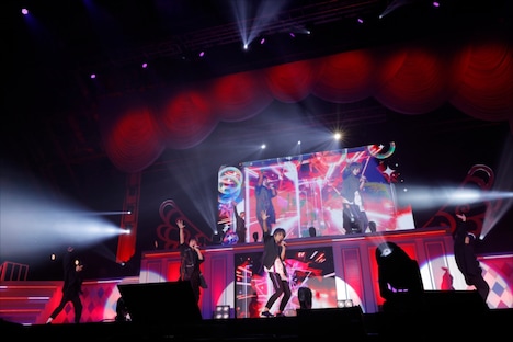 中央左から三鷹アサヒ役の小林竜之、高瀬コヨイ役の土田玲央。