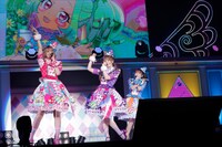 ゴーゴー！マスコッツ。左からキラッCHU役の山下七海、メルパン役の大森日雅、ラビリィ役の田中美海。