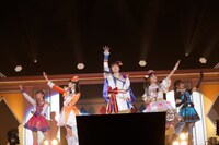 セレパラ歌劇団。左から東堂シオン役の山北早紀、北条そふぃ役の久保田未夢、紫京院ひびき役の斎賀みつき、ファルル役の赤崎千夏、白玉みかん役の渡部優衣。