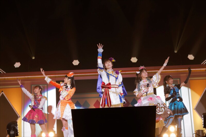 セレパラ歌劇団。左から東堂シオン役の山北早紀、北条そふぃ役の久保田未夢、紫京院ひびき役の斎賀みつき、ファルル役の赤崎千夏、白玉みかん役の渡部優衣。