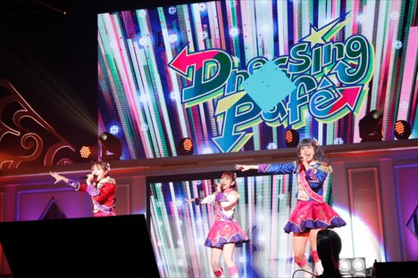 DressingPafé。左からレオナ・ウェスト役の若井友希、東堂シオン役の山北早紀、ドロシー・ウェスト役の澁谷梓希。