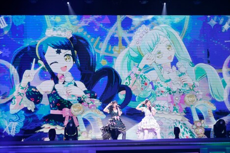 左からガァララ役の黒沢ともよ、ファララ役の佐藤あずさ。