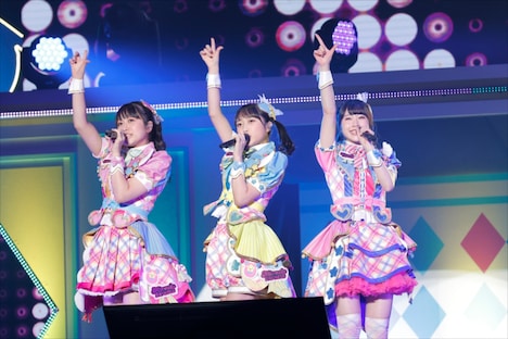 ミラクル☆キラッツ。左から桃山みらい役の林鼓子、萌黄えも役の久保田未夢、 青葉りんか役の厚木那奈美。