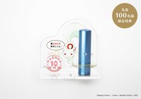 「【魔法少女まどか☆マギカ】美樹さやか・ブラストカラーチタン寸胴16.5mm」の「キュゥべえのアクリル印鑑スタンド」使用イメージ。