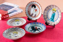 篠原千絵の画業40周年を記念したグッズの一部となる「九谷焼豆皿5枚セット」。価格は税込8400円。