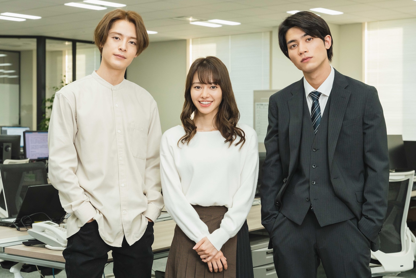 左から塩野瑛久、山本舞香、板垣瑞生。