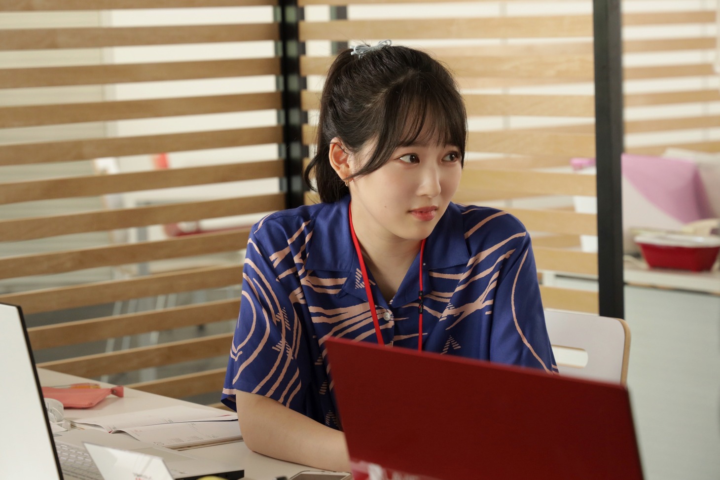 越智ゆらの演じる三笠亜紀。 (c)銀泥/一迅社 (c)2022「パティシエさんとお嬢さん」製作委員会