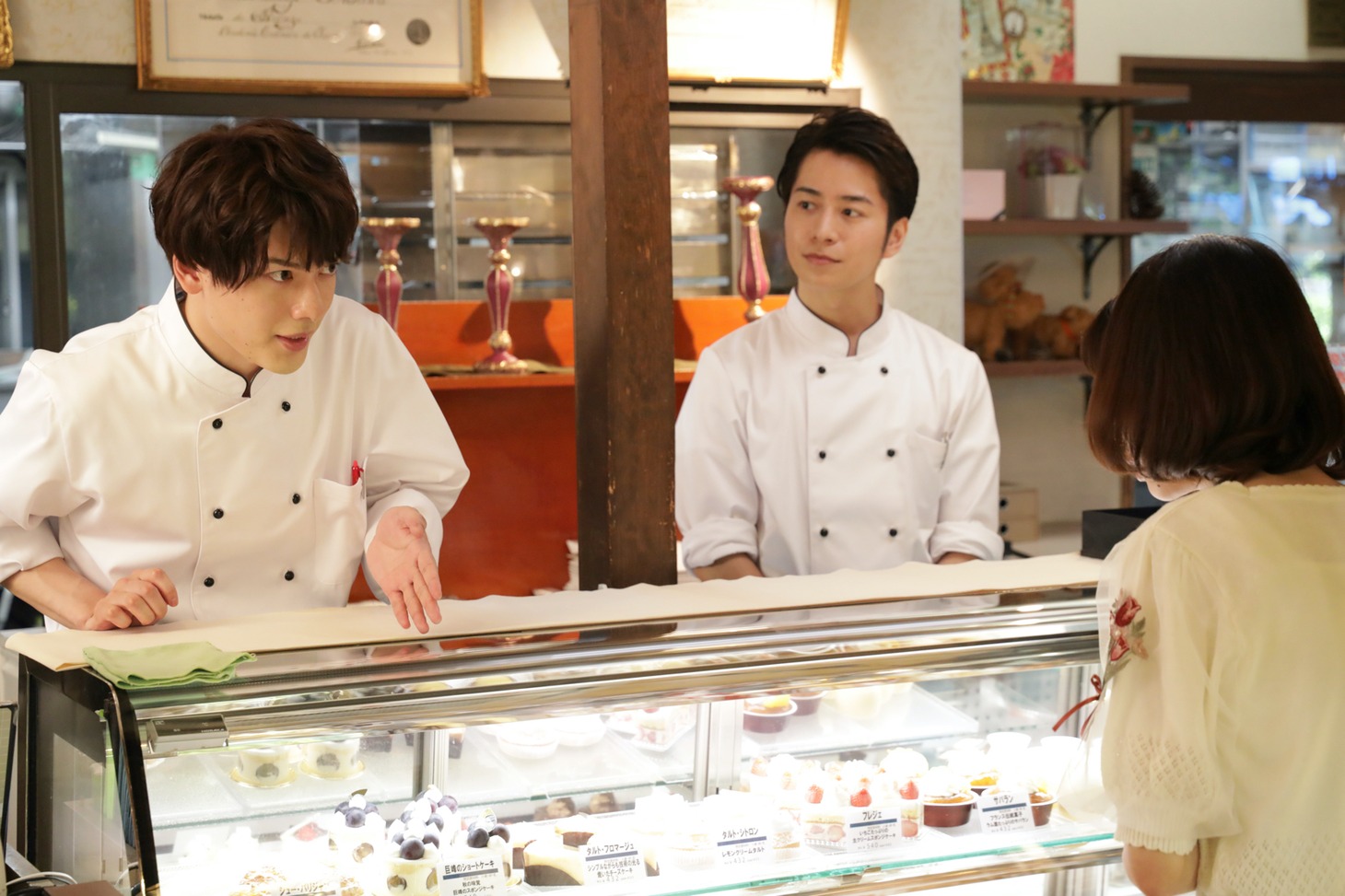 ドラマ「パティシエさんとお嬢さん」第1話「金曜日のマドモアゼル」より。 (c)銀泥/一迅社 (c)2022「パティシエさんとお嬢さん」製作委員会