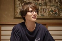 横田龍儀演じる波留耕作。 (c)銀泥/一迅社 (c)2022「パティシエさんとお嬢さん」製作委員会