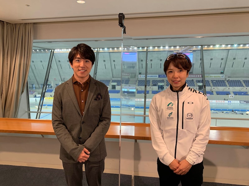 左からナビゲーターの村上信五、スピードスケートの小平奈緒選手。(c)フジテレビ