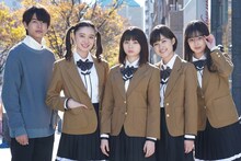 「ラーメン大好き小泉さん 二代目！2022年新春SP」より。左から隼人役の小宮璃央、中村美沙役の田鍋梨々花、小泉さん役の桜田ひより、大澤悠役の井頭愛海、高橋潤役の井本彩花。 (c)フジテレビ