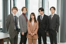 左から綱啓永、塩野瑛久、山本舞香、板垣瑞生、高野洸。